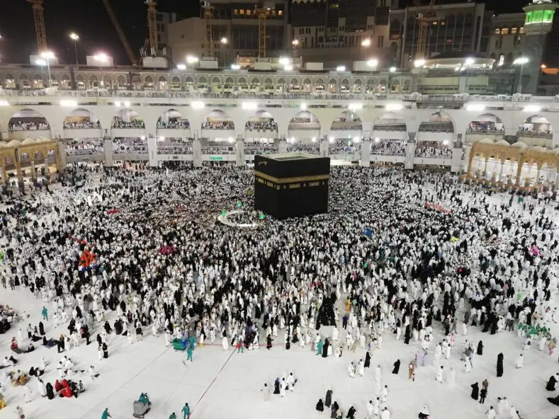 ادعاء أن الكعبة ومكة هي مركز الأرض ومركز الجاذبية - زائف فتبينوا
