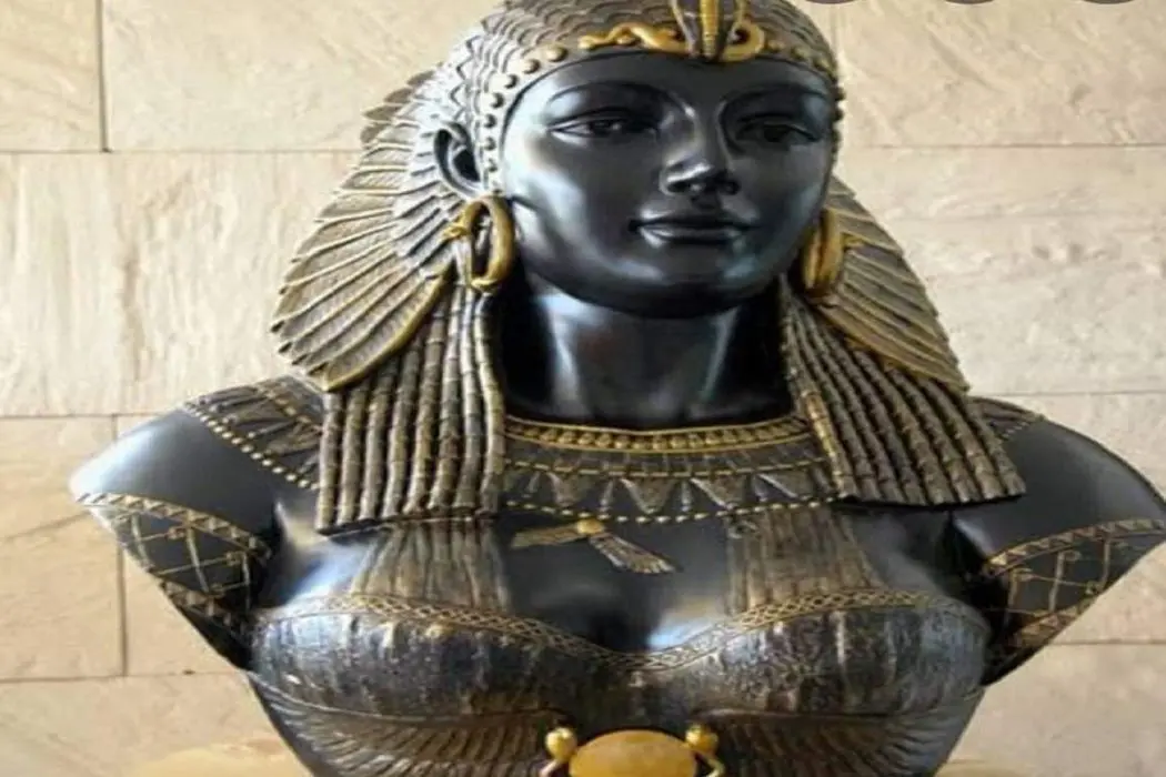 صورة تمثال كليوباترا وليس أول طبيبة فرعونية مصرية فتبينوا