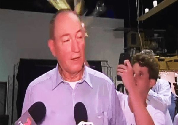 تعرض السناتور الأسترالي Fraser Anning الذي ألقى باللوم في الهجوم الإرهابي النيوزيلندي على هجرة المسلمين، لهجوم بالبيض خلال بث تلفزيوني مباشر على يد فتى يبلغ من العمر 17 عامًا