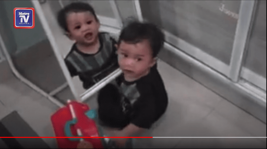 لا تتركوا أولادكم أمام المرايا..خادع