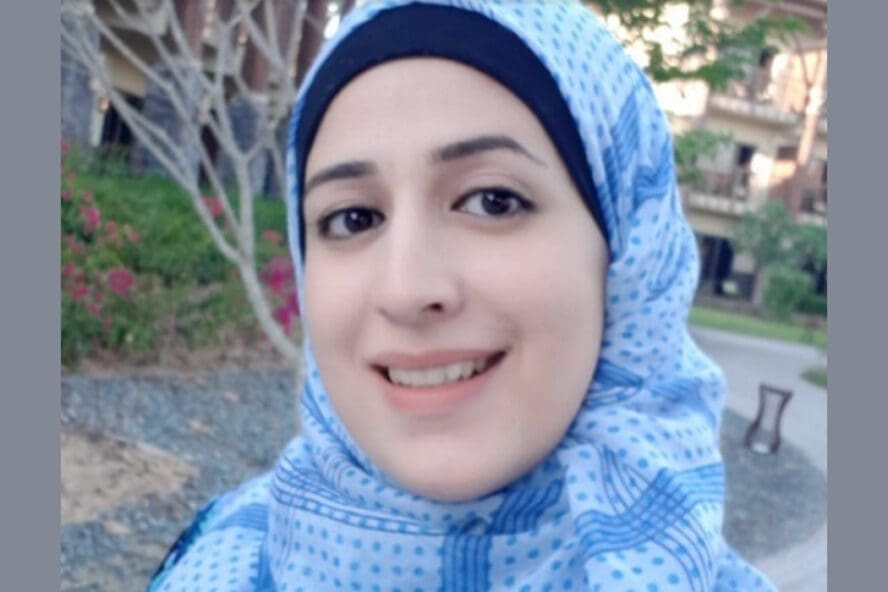 هذه الصورة ليست للشابة أحلام بل للكاتبة نداء أبو الرب