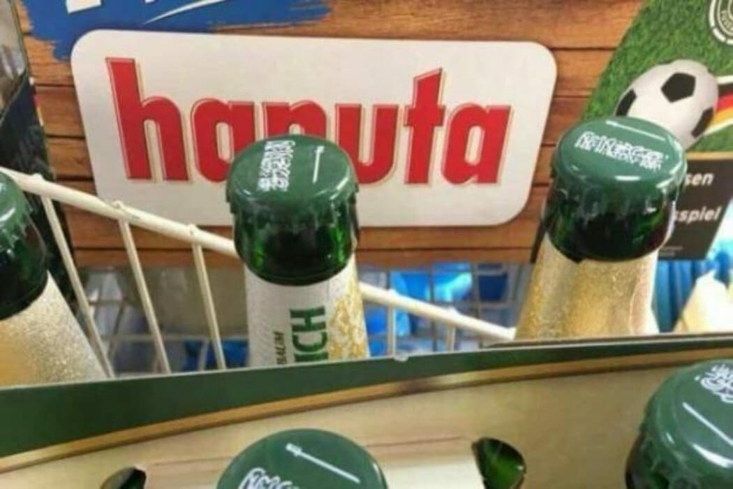 مشروبات كحولية تحمل كلمة التوحيد وعلم السعودية