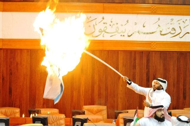 نائب البرلمان البحريني يحرق علم