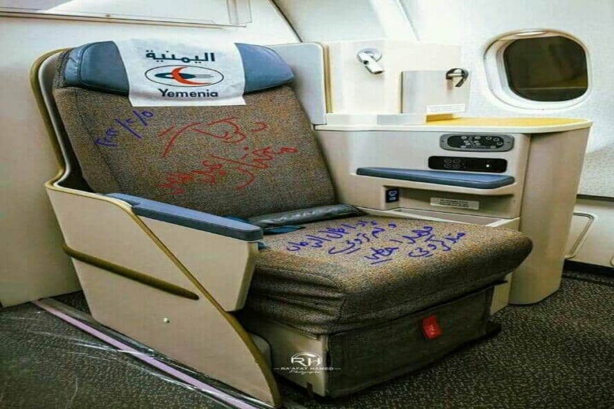 هذه الصورة معدلة وكرسي الطائرة اليمنية لم تكن به كتابات
