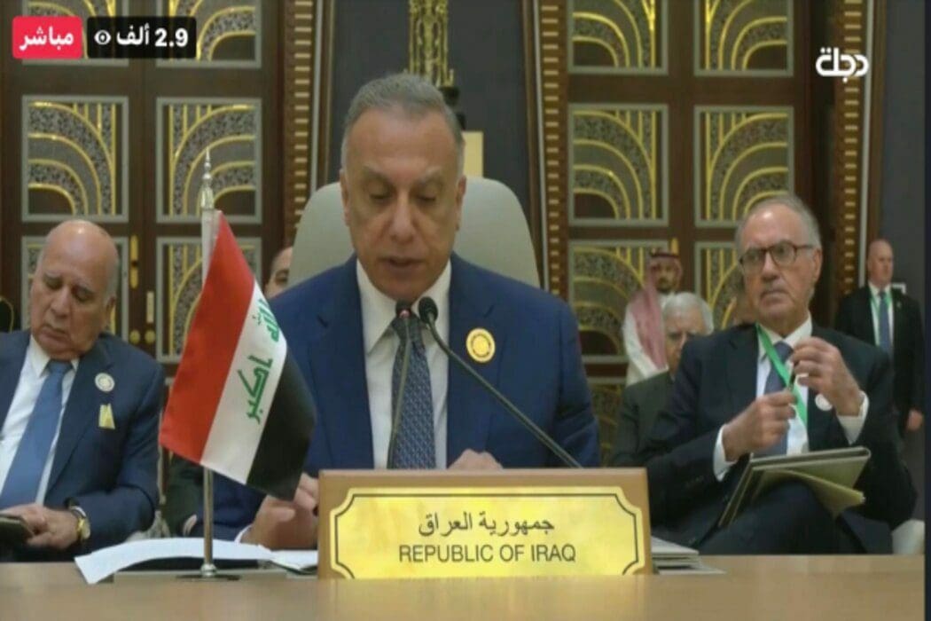 وزير الخارجية العراقي نائم خلال قمة جدة