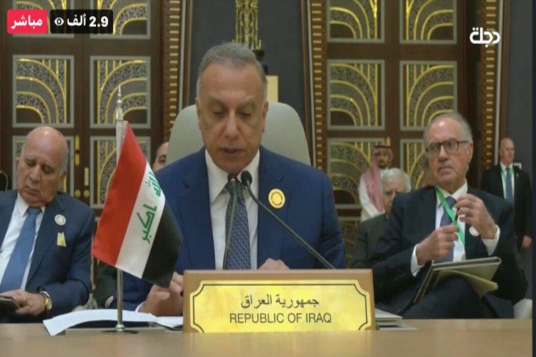 وزير الخارجية العراقي نائم خلال قمة جدة