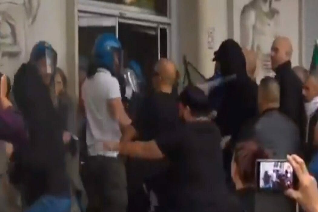 ادعاء احتجاجات في إيطاليا