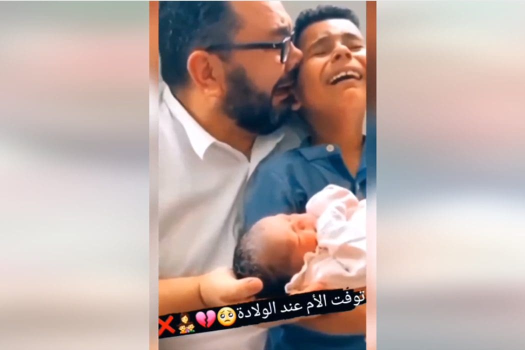 فرح لقدوم الطفلة،ليس حزن لوفاة الام